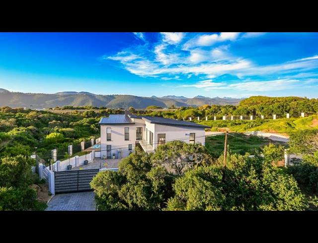 4 BEDROOM HOUSE FOR SALE IN WILDERNESS CENTRAL